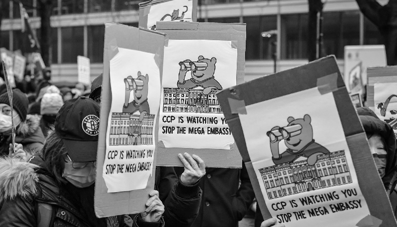 Des manifestants s'opposent au projet de nouvelle super-ambassade chinoise à Royal Mint Court, à Londres, le 8 février 2025.