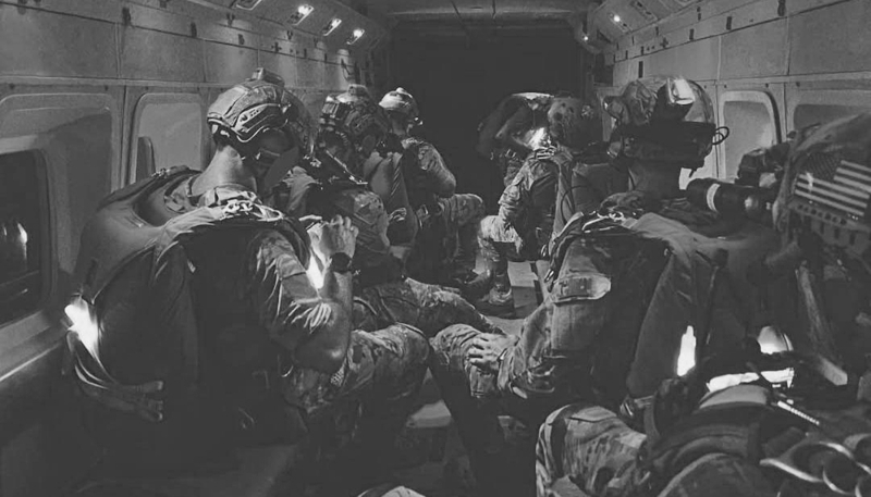 Des chuteurs opérationnels de l'unité SEAL Team Six prêts au largage pour mener une opération clandestine.