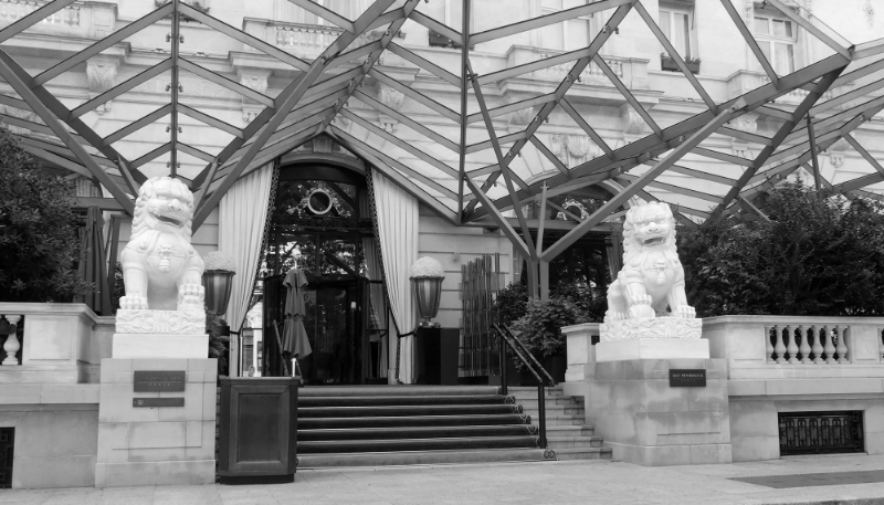 L'entrée du palace The Peninsula Paris, avenue Kléber.