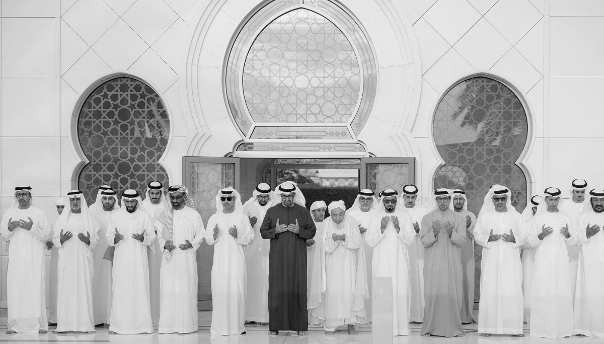 Mohamed bin Zayed al-Nahyan, président des Émirats arabes unis, prie en compagnie de Mansour bin Zayed al-Nahyan, vice-président, à Abu Dhabi, le 10 avril 2024. 