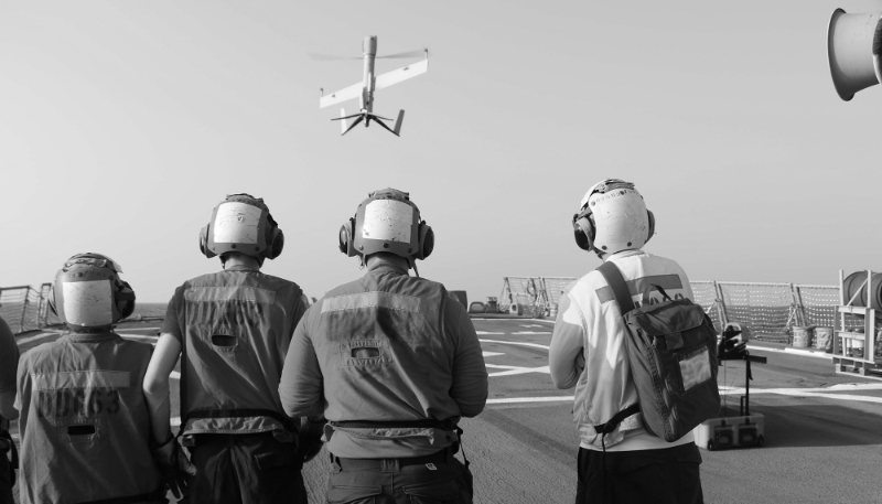 Les troupes américaines utilisent un drone de reconnaissance Flexrotor lors d'opérations pour suivre les navires de la marine iranienne, le 9 novembre 2023.