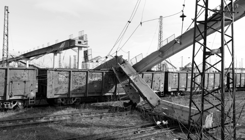 Gare et infrastructures détruites à la suite d'un bombardement par les forces russes à Lyman, dans la région de Donetsk.