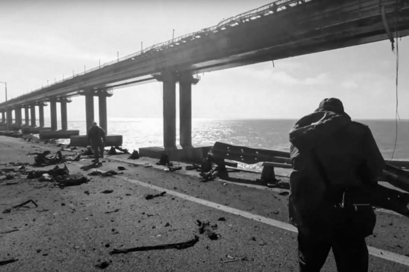 Des membres du comité d'enquête russe sur le pont de Kertch, le 8 octobre 2022.