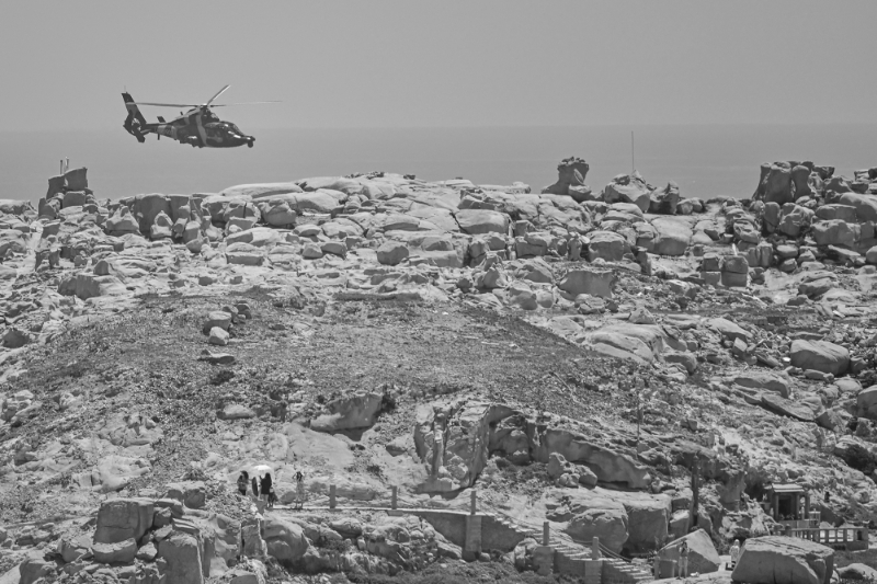 Un hélicoptère militaire chinois survole l'île de Pingtan, l'un des points de la Chine continentale les plus proches de Taïwan, le 4 août 2022. Pékin avait lancé des exercices militaires massifs au large de Taïwan en réaction à la visite de la présidente de la Chambre des représentants américaine Nancy Pelosi sur l'île autonome.