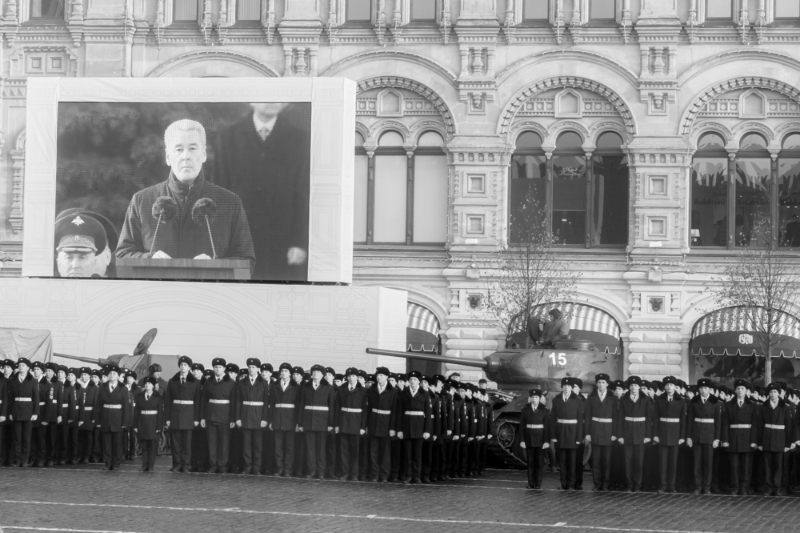 Le maire de Moscou, Sergueï Sobianine, sur un écran lors d'un défilé sur la place Rouge le 7 novembre 2018.