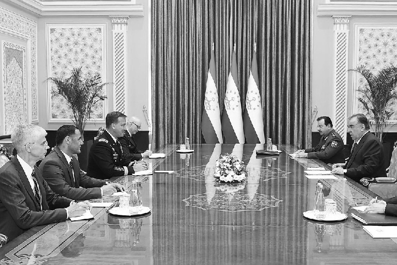 L'ambassadeur Pommersheim (tout à gauche), lors de la réunion à Douchanbé entre le chef de l'US Central Command, le général Michael Kurilla (troisième en partant de la gauche), et le président de la République du Tadjikistan Emomali Rahmon (à droite), en juin 2022.