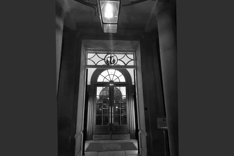 La porte d'entrée de l'Armoury House, à Londres.