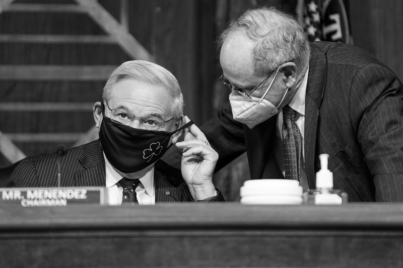 Bob Menendez et Jim Risch, deux sénateurs du Senate Foreign Relations Committee.