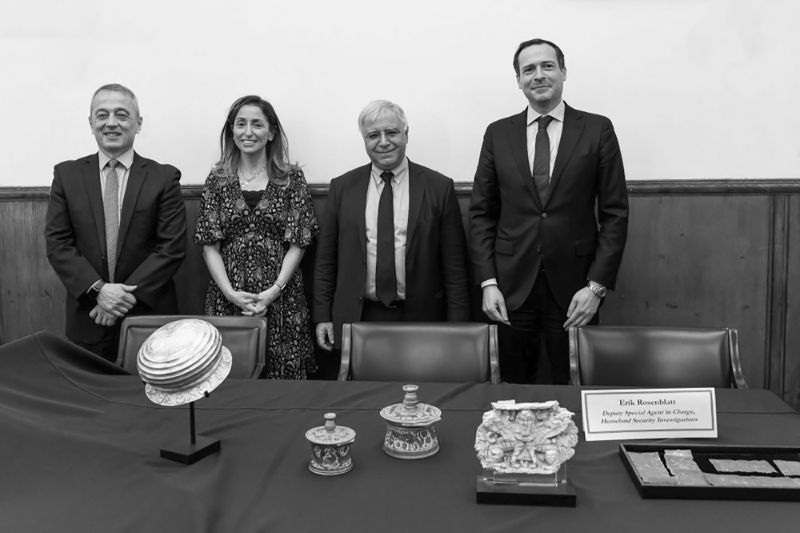 Fareed Yasseen, ambassadeur irakien à Washington (au centre), ici lors d'une cérémonie de restitution d'antiquités irakiennes organisée à New York le 18 janvier 2022, va prochainement quitter son poste.