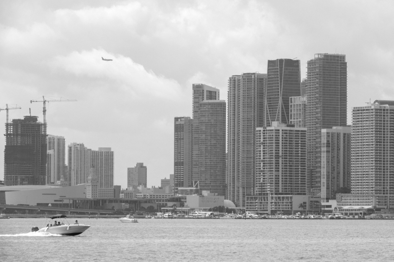 Le quartier d'Edgewater vu depuis l'Intracoastal Waterway, à Miami, en Floride.