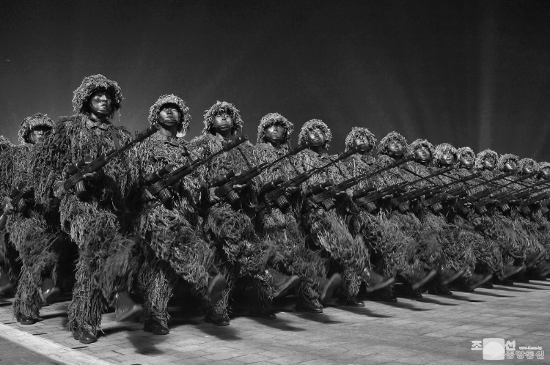 Parade militaire à l'occasion du 90e anniversaire de la naissance de l'armée révolutionnaire nord-coréenne.