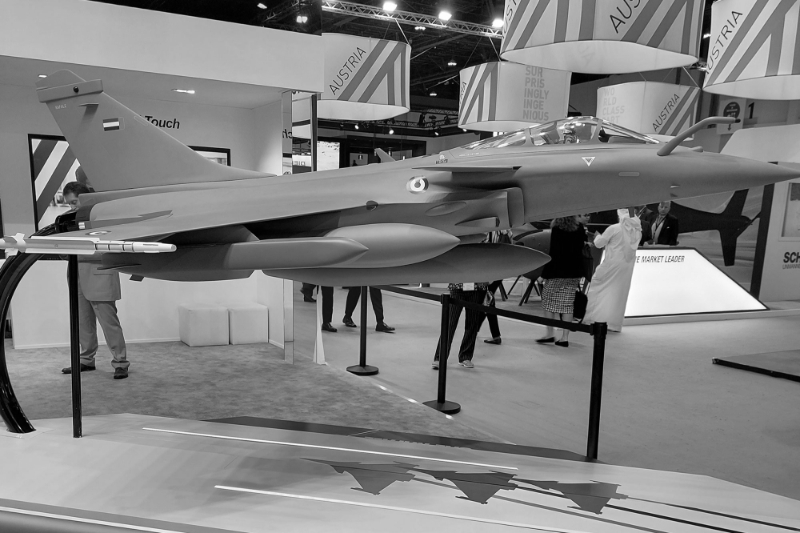 Un Rafale exposé au salon IDEX d'Abu Dhabi.