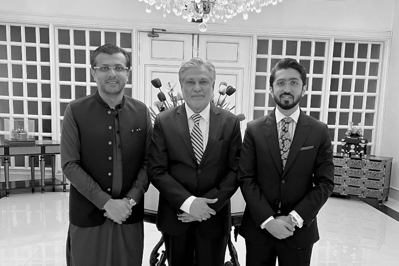 De g. à dr., Ali Mustafa Dar, Ishaq Dar et Hasnain Dar.